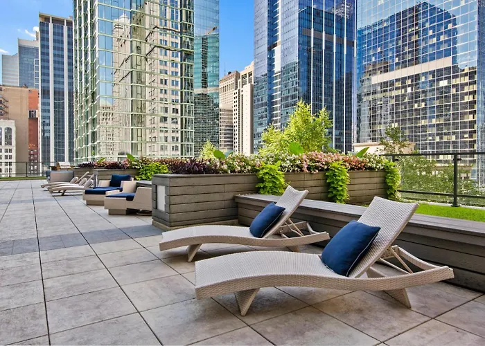 Blueground Loop Pool Nr River Chi-1076 Chicago